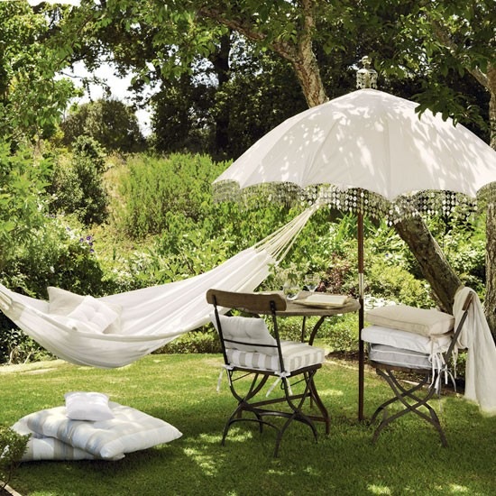 Relaks w ogrodzie,biały parasol,hamak,biała aranżacja ogrodu,kute meble,
