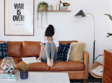 Skórzana sofa w salonie dodaje wyjątkowego klimatu aranżacji. Wzorzysty dywan, typografia na ścianie czy drobne rośliny urozmaicają wnętrze. Marmurowy blat stolika kawowego w ciekawy sposób komponuje się z...