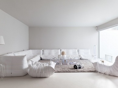 Biała śniegowa aranżacja otwartej przestrzeni nowoczesnego mieszkania (24554)