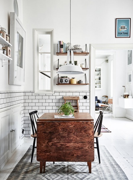 Drewniany stół w stylu vintage w białej kuchni