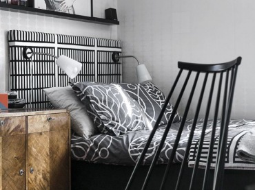 Biało-czarna sypialnia,wąska półka nad łóżkiem,obrazy na półce,półka wąska na domową galerię (38799)