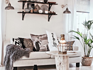 Biała podłoga i białe meble kojarzą się ze skandynawskim stylem, który połączono w salonie z rustykalnymi elementami,...