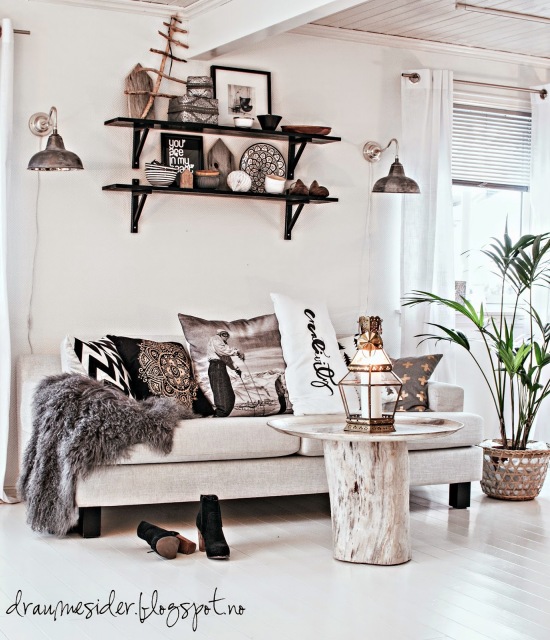 Salon z białą podłogą w rustykalnym stylu