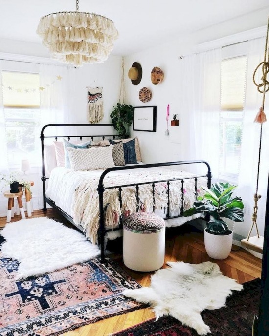 Kolorowa sypialnia z metalową ramą łóżka