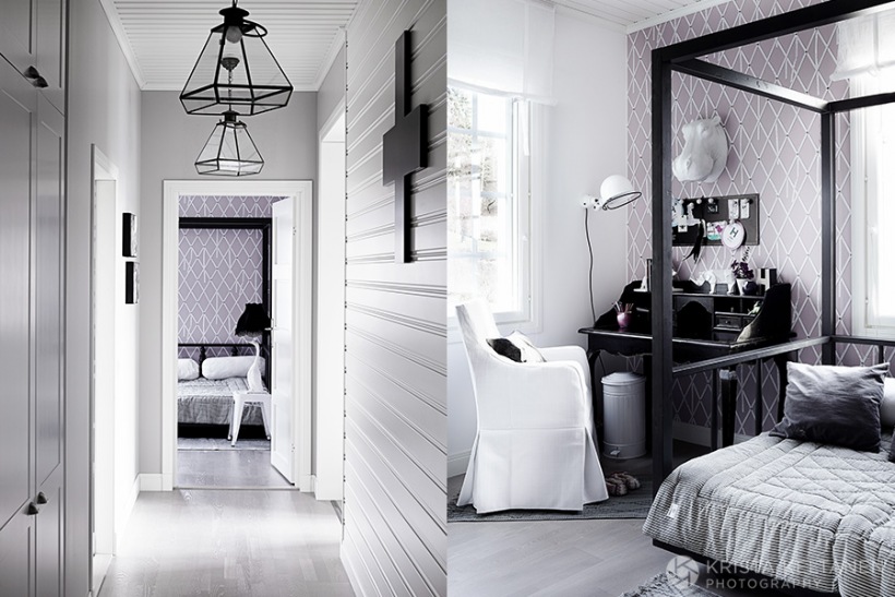 Metalowo-szklane lampy klatki,białe fotele w klnianych ubrankach,czarne łóżko z ramami