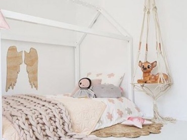 Najciekawszym elementem wystroju pokoiku dziecięcego jest białe łóżko o oryginalnym kształcie domku. To świetny sposób...
