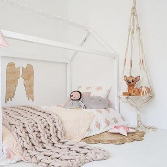 Białe łóżko-domek w pokoiku dla dziewczynki