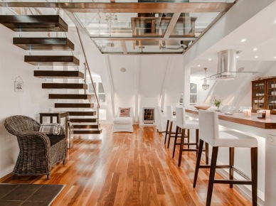 Szkło, drewniane nowoczesne schody i wiklina w otwartej aranżacji kuchni na poddaszu (22537)