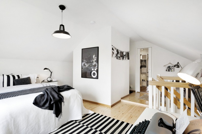 Biało-czarna sypialnia skandynawska na poddaszu