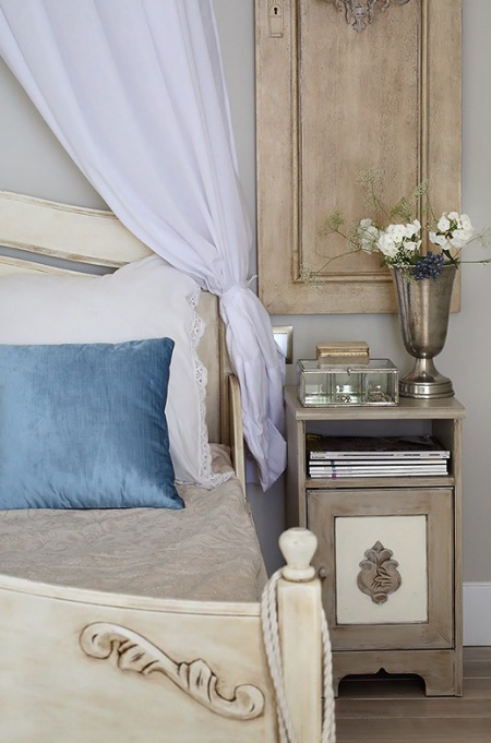 Białe łóżko prowansalskie,przecierane bielone meble,stolik nocny prowansalski,niebieska poduszka