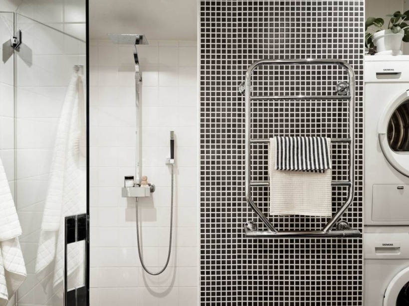 Jak łączyć białe i czarne kwadratowe płytki na ścianie w łazience ?