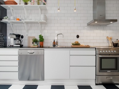 Biała glazurowana płytka cegiełka na ścianie w skandynawskiej kuchni w biało-czarnym kolorze (25883)
