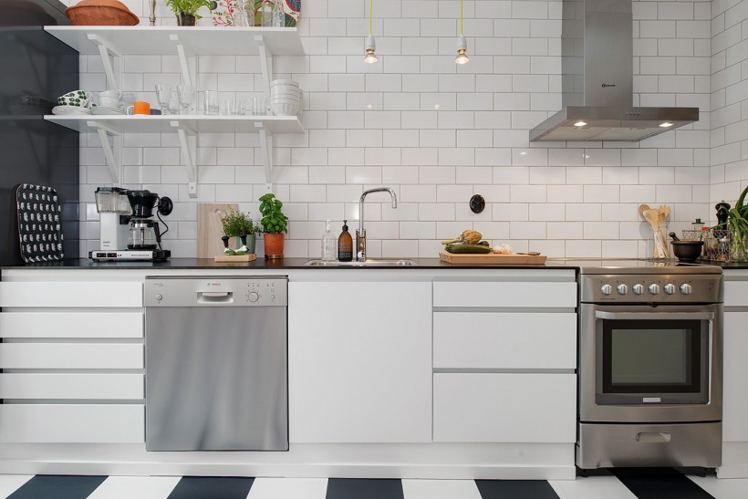 Biała glazurowana płytka cegiełka na ścianie w skandynawskiej kuchni w biało-czarnym kolorze