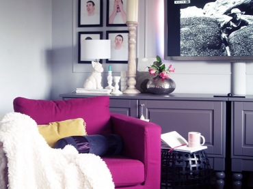 Purpurowy fotel w salonie stanowi najbardziej przykuwający do siebie uwagę element wystroju. Oprócz niego w aranżacji...