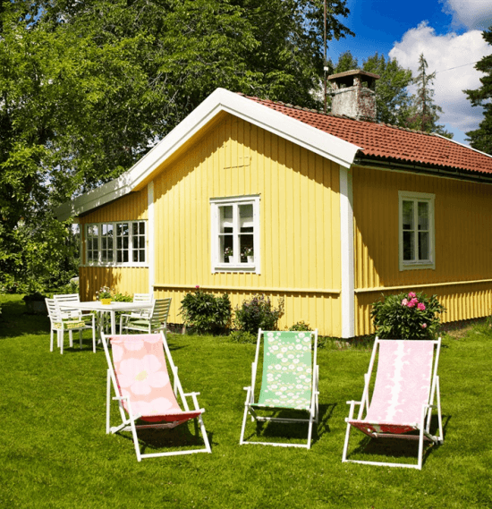 Żółto-różówy domek wiejski