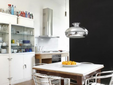 Kuchnia w lofcie,industrialna kuchnia,biało-czarna kuchnia,czarna ściana,srebrne lampy,metalowe krzesła (33820)