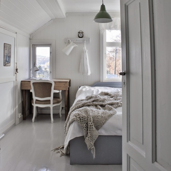 Skandynawska biała sypialnia z rustykalnymi detalami