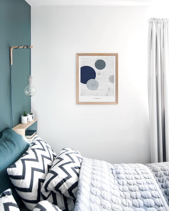 Dekoracja kolorową grafiką z motywem geometrycznym w sypialni