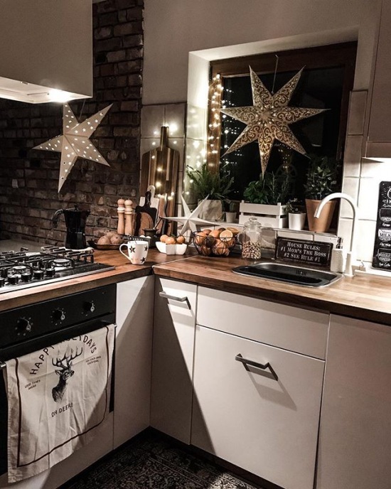 Świąteczne dekoracje w kształcie gwiazd w kuchni
