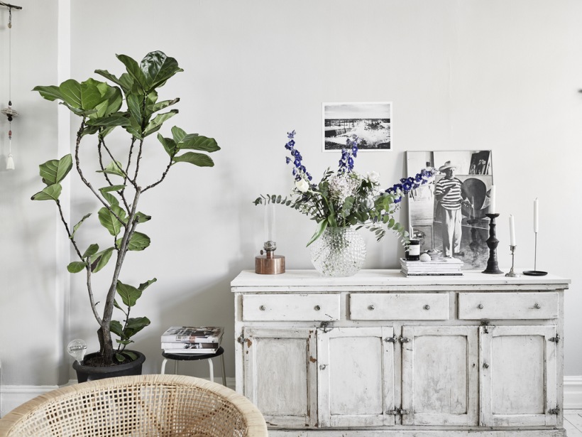 Bielona komoda w stylu vintage w salonie skandynawskim