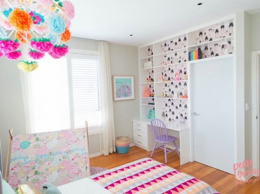 Bardzo jasny pokój z pastelowymi akcentami. Kolorowe pompony, tipi, narzuta na łóżko i dekoracje nadają temu pokojowi...