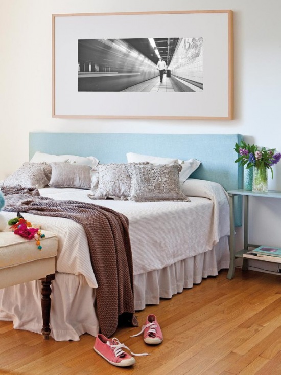Sypialnia z łóżkiem z błękitnym zagłówkiem
