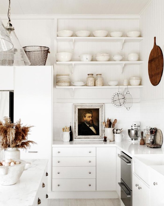 Biała porcelana i stylowe dodatki w kuchni