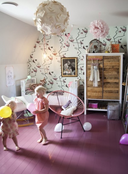 Różowa podloga i tapeta z ptakami w pokoju dziecięcym