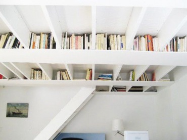 Białe półki na książki zamontowane pod sufitem (25082)
