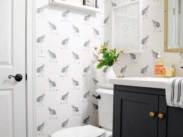 Aranżacja białej łazienki z czarnymi dodatkami i wzorzystą tapetą (42231)