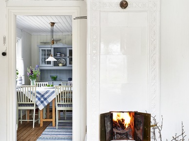 Stylowy biały piec i niebieska tradycyjna kuchnia w stylu skandynawskim (21580)