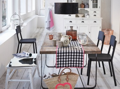 Biały kredens skandynawski,bielone deski ,metalowy stół z drewnianym surowym blatem i czarne krzesła z lampą nad stołem (27711)