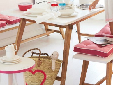 Skandynawski stół i ławki z drewnianymi blatami,różowe poduchy siedziska i pleciony koszyk z różowym sercem (27712)
