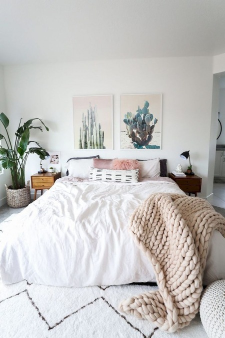 Roślinne dekoracje w sypialni w neutralnej palecie barw