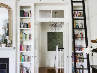 Regały na książki wokół drzwi w małym mieszkaniu (53363)