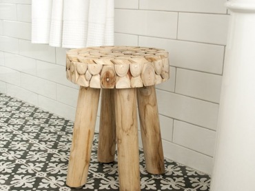 Drewniany stołek w aranżacji (44022)