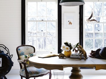 Industrialna lampa pendant,okrągły stół na stylowej nodze z francuskimi krzesłami i,czarne ramy okienne w białej jadalni (24754)