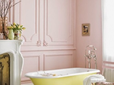 Różowe panele ścienne w stylu angielskim,biały portal kominkowy i cytrynowa wanna na nóżkach w stylowej łazience (28312)