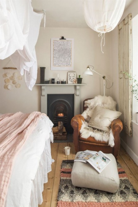 Sypialnia z małym kominkiem i z pastelowymi dekoracjami