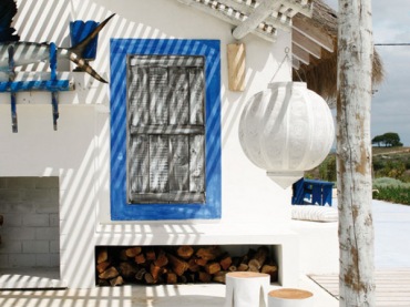 Biało-niebieski wakacyjny dom ze strzechą i bielonym drewnem (17337)