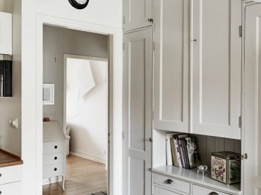 i kolejne cudeńko w stylu skandynawskim - dwupoziomowe mieszkanie z pięknymi biało-szarymi szafkami kuchennymi i ścianą...