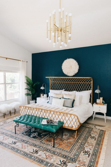 Złota rama łóżka w sypialni z kontrastem kolorystycznym