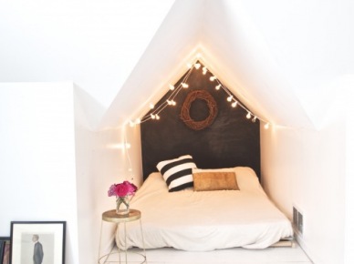 Sypialnia pod skosami z tablicową ścianą i szurem świateł z girlandą (22874)