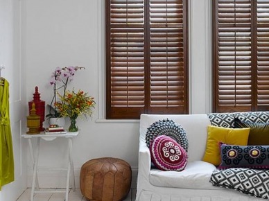 Drewniane shuttersy,żółte poduszki,biała podłoga z desek i marokański puf ze skóry (24542)