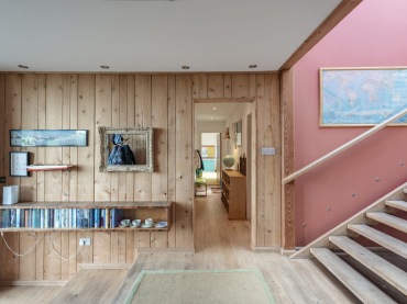 Drewniane deski z widocznymi sękami, którymi przyozdobiono ścianę, tworzą niepowtarzalny klimat w domu. Harmonijnie...