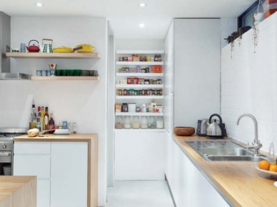 Białe półki pomiędzy wysokimi szafkami w kuchni (20196)