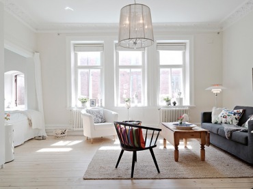 bardzo subtelna i łagodna w wyrazie aranżacja dwupokojowego mieszkania w skandynawskim stylu - salon przestronny z...