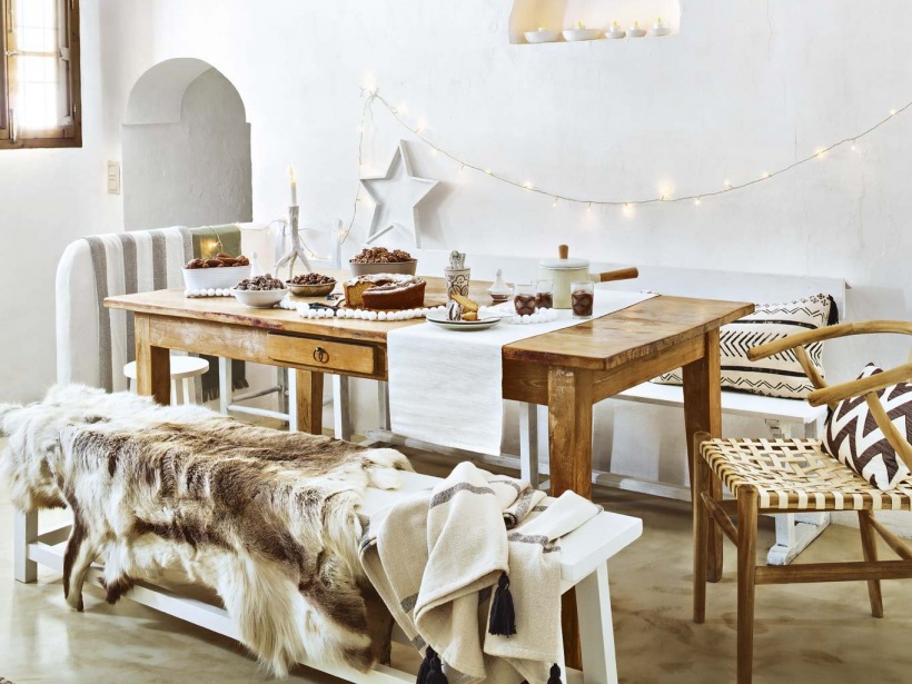 Drewniany stół i bogate dekoracje w jadalni
