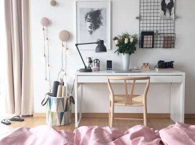 Pokój biurowy w stylu skandynawskim zaaranżowany w sypialni (52810)
