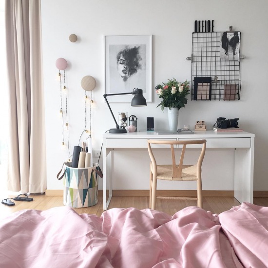 Pokój biurowy w stylu skandynawskim zaaranżowany w sypialni